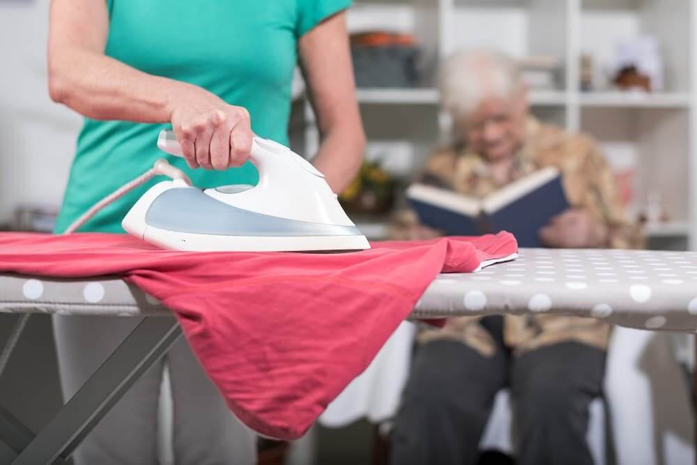 So finden Sie im Alter Unterstützung für Haushalt und Garten